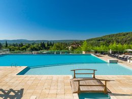 Camping Pas Cher vous présente avec son site Officiel campingpascher.fr, la Résidence Le Domaine De Camiole - Vacancéole classé 4 étoiles, située sur la commune de Callian dans le département Var (Provence Alpes Côte D'azur) en France. La résidence Le Domaine De Camiole - Vacancéole, vous présente un hébergement de type studio de 21 m² avec climatisation et télévision. La résidence Le Domaine De Camiole - Vacancéole vous propose du dimanche 11 octobre au dimanche 18 octobre 2026, en promotion à -15% pour 7 nuits à 231,20 € au lieu de 272,0 € soit une Économie de 40,80 €. Cette location propose 129 dates différentes pour réserver votre séjour. Découvrez également les 9 autres gammes d'hébergements de la résidence. Les Avis clients pour la Résidence Le Domaine De Camiole - Vacancéole sont excellents avec une note moyenne de 8 sur 10. Lac, Club enfants, Canoë-kayak, Plongée, Pédalo, Pétanque, Randonnée, Structure gonflable enfants, Voile, Bar, Snack/Bar,... En savoir plus : cliquez-ICI.