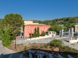 Camping Pas Cher vous présente avec son site Officiel campingpascher.fr, la Résidence Le Domaine De Camiole - Vacancéole classé 4 étoiles, située sur la commune de Callian dans le département Var (Provence Alpes Côte D'azur) en France. La résidence Le Domaine De Camiole - Vacancéole, vous présente un hébergement de type chambre avec climatisation et télévision. La résidence Le Domaine De Camiole - Vacancéole vous proposeun séjour PAS CHER avec une REMISEdu sam. 19 septembre au sam. 26 septembre 2026, en promotion à -33% pour 7 nuits à 381,60 € au lieu de 574,7 € soit une Économie de 193,10 €. Cette location propose 151 dates différentes pour réserver votre séjour. Découvrez également les 9 autres gammes d'hébergements de la résidence. Les Avis clients pour la Résidence Le Domaine De Camiole - Vacancéole sont excellents avec une note moyenne de 8 sur 10. Lac, Club enfants, Canoë-kayak, Plongée, Pédalo, Pétanque, Randonnée, Structure gonflable enfants, Voile, Bar, Snack/Bar,... En savoir plus : cliquez-ICI.