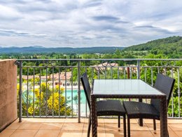 Camping Pas Cher vous présente avec son site Officiel campingpascher.fr, la Résidence Le Domaine De Camiole - Vacancéole classé 4 étoiles, située sur la commune de Callian dans le département Var (Provence Alpes Côte D'azur) en France. La résidence Le Domaine De Camiole - Vacancéole, vous présente un hébergement de type chambre avec climatisation et télévision. La résidence Le Domaine De Camiole - Vacancéole vous proposeun séjour PAS CHER avec une REMISEdu sam. 19 septembre au sam. 26 septembre 2026, en promotion à -33% pour 7 nuits à 381,60 € au lieu de 574,7 € soit une Économie de 193,10 €. Cette location propose 151 dates différentes pour réserver votre séjour. Découvrez également les 9 autres gammes d'hébergements de la résidence. Les Avis clients pour la Résidence Le Domaine De Camiole - Vacancéole sont excellents avec une note moyenne de 8 sur 10. Lac, Club enfants, Canoë-kayak, Plongée, Pédalo, Pétanque, Randonnée, Structure gonflable enfants, Voile, Bar, Snack/Bar,... En savoir plus : cliquez-ICI.