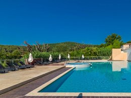 Camping Pas Cher vous présente avec son site Officiel campingpascher.fr, la Résidence Le Domaine De Camiole - Vacancéole classé 4 étoiles, située sur la commune de Callian dans le département Var (Provence Alpes Côte D'azur) en France. La résidence Le Domaine De Camiole - Vacancéole, vous présente un hébergement de type appartement de 46 m² avec climatisation et télévision. La résidence Le Domaine De Camiole - Vacancéole vous proposeun séjour PAS CHER avec une REMISEdu sam. 19 septembre au sam. 26 septembre 2026, en promotion à -33% pour 7 nuits à 306,40 € au lieu de 461,45 € soit une Économie de 155,05 €. Cette location propose 151 dates différentes pour réserver votre séjour. Découvrez également les 9 autres gammes d'hébergements de la résidence. Les Avis clients pour la Résidence Le Domaine De Camiole - Vacancéole sont excellents avec une note moyenne de 8 sur 10. Lac, Club enfants, Canoë-kayak, Plongée, Pédalo, Pétanque, Randonnée, Structure gonflable enfants, Voile, Bar, Snack/Bar,... En savoir plus : cliquez-ICI.