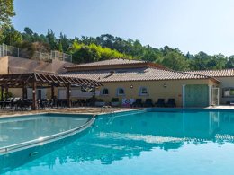 Camping Pas Cher vous présente avec son site Officiel campingpascher.fr, la Résidence Le Domaine De Camiole - Vacancéole classé 4 étoiles, située sur la commune de Callian dans le département Var (Provence Alpes Côte D'azur) en France. La résidence Le Domaine De Camiole - Vacancéole, vous présente un hébergement de type studio de 21 m² avec climatisation et télévision. La résidence Le Domaine De Camiole - Vacancéole vous proposeun séjour PAS CHER avec une REMISEdu sam. 19 septembre au sam. 26 septembre 2026, en promotion à -33% pour 7 nuits à 208,80 € au lieu de 314,46 € soit une Économie de 105,66 €. Cette location propose 151 dates différentes pour réserver votre séjour. Découvrez également les 9 autres gammes d'hébergements de la résidence. Les Avis clients pour la Résidence Le Domaine De Camiole - Vacancéole sont excellents avec une note moyenne de 8 sur 10. Lac, Club enfants, Canoë-kayak, Plongée, Pédalo, Pétanque, Randonnée, Structure gonflable enfants, Voile, Bar, Snack/Bar,... En savoir plus : cliquez-ICI.