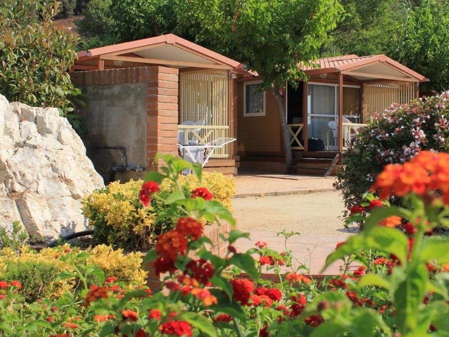 Camping Pas Cher vous présente avec son site Officiel campingpascher.fr, le Camping Roca Grossa classé 3 étoiles, situé sur la commune de Calella dans le département Barcelone (Catalogne) en Espagne. Le camping Roca Grossa, vous présente un hébergement de type bungalow de 32 m² pour 2 personnes avec climatisation et télévision. Le camping Roca Grossa vous propose du dimanche 13 septembre au dimanche 20 septembre 2026, en promotion à -25% pour 7 nuits à 490,52 € au lieu de 654,03 € soit une Économie de 163,51 €. Cette location propose 64 dates différentes pour réserver votre séjour. Découvrez également les 7 autres gammes d'hébergements du camping. Les Avis clients pour le Camping Roca Grossa sont excellents avec une note moyenne de 8 sur 10. Mer, Piscine extérieure, Animations familiales, Club enfants, Aire de jeux enfants, Court de padel en extérieur, Court de tennis, Jet-ski, Parcours sportif, Ping-pong, Pétanque, Ski nautique, Terrain de basketball, Terrain de football, Terrain multisports, Voile, Bar, Plats à emporter, Restaurant, Snack/Bar, Supermarché, Épicerie,... En savoir plus : cliquez-ICI.