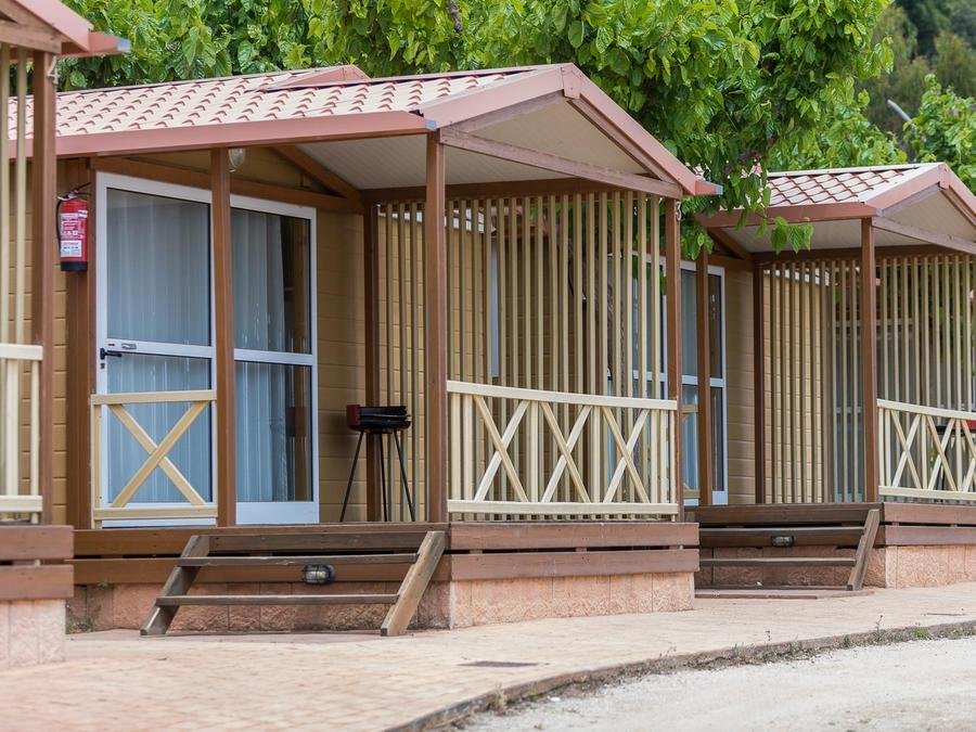 Camping Pas Cher vous présente avec son site Officiel campingpascher.fr, le Camping Roca Grossa classé 3 étoiles, situé sur la commune de Calella dans le département Barcelone (Catalogne) en Espagne. Le camping Roca Grossa, vous présente un hébergement de type bungalow de 38 m² pour 5 personnes avec climatisation et télévision. Le camping Roca Grossa vous propose du sam. 19 septembre au sam. 26 septembre 2026 pour 7 nuits à 299€. Cette location propose 7 dates différentes pour réserver votre séjour. Découvrez également les 7 autres gammes d'hébergements du camping. Les Avis clients pour le Camping Roca Grossa sont excellents avec une note moyenne de 8 sur 10. Mer, Piscine extérieure, Animations familiales, Club enfants, Aire de jeux enfants, Court de padel en extérieur, Court de tennis, Jet-ski, Parcours sportif, Ping-pong, Pétanque, Ski nautique, Terrain de basketball, Terrain de football, Terrain multisports, Voile, Bar, Plats à emporter, Restaurant, Snack/Bar, Supermarché, Épicerie,... En savoir plus : cliquez-ICI.