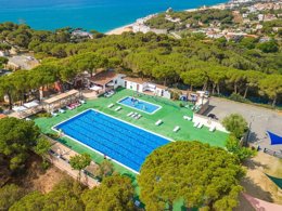 Camping Pas Cher vous présente avec son site Officiel campingpascher.fr, le Camping Roca Grossa classé 3 étoiles, situé sur la commune de Calella dans le département Barcelone (Catalogne) en Espagne. Le camping Roca Grossa, vous présente un hébergement de type bungalow de 32 m² pour 1 personne. Le camping Roca Grossa vous propose du sam. 06 juin au sam. 13 juin 2026, en promotion à -24% pour 7 nuits à 219 € au lieu de 289 € soit une Économie de 70 €. Cette location propose 9 dates différentes pour réserver votre séjour. Découvrez également les 8 autres gammes d'hébergements du camping. Les Avis clients pour le Camping Roca Grossa sont excellents avec une note moyenne de 8 sur 10. Mer, Piscine extérieure, Animations familiales, Club enfants, Aire de jeux enfants, Court de padel en extérieur, Court de tennis, Jet-ski, Parcours sportif, Ping-pong, Pétanque, Ski nautique, Terrain de basketball, Terrain de football, Terrain multisports, Voile, Bar, Plats à emporter, Restaurant, Snack/Bar, Supermarché, Épicerie,... En savoir plus : cliquez-ICI.