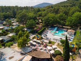 Camping Pas Cher vous présente avec son site Officiel campingpascher.fr, le Camping Flower Domaine Villa Verde classé 4 étoiles, situé sur la commune de Callas dans le département Var (Provence Alpes Côte D'azur) en France. Le camping Flower Domaine Villa Verde vous propose un hébergement de type tente de 50 m². L'établissement vous propose 14 autres types d'hébergements. Découvrez tous nos séjours à petits prix dans la commune et aux alentours de Callas du département : Var (Provence Alpes Côte D'azur). Les Avis clients pour le Camping Flower Domaine Villa Verde sont excellents avec une note moyenne de 8 sur 10. Piscine extérieure, Animation enfants, Animations familiales, Aire de jeux enfants, Parcours sportif, Ping-pong, Pétanque, Bar, Dépôt de pain, Restaurant,... En savoir plus : cliquez-ICI.