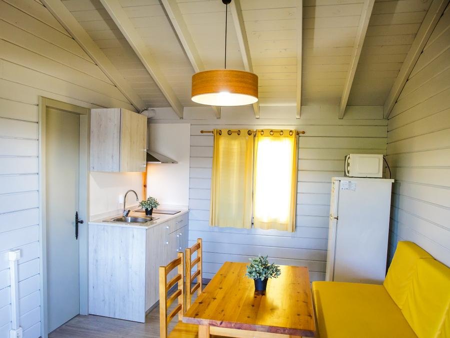 Camping Pas Cher vous présente avec son site Officiel campingpascher.fr, le Camping La Llosa classé 2 étoiles, situé sur la commune de Cambrils dans le département Tarragone (Catalogne) en Espagne. Le camping La Llosa, vous présente un hébergement de type bungalow de 36 m² pour 1 personne avec climatisation et télévision. Le camping La Llosa vous propose du lundi 02 novembre au lundi 09 novembre 2026, en promotion à -14% pour 7 nuits à 409,50 € au lieu de 477,75 € soit une Économie de 68,25 €. Cette location propose 43 dates différentes pour réserver votre séjour. Découvrez également les 10 autres gammes d'hébergements du camping. Les Avis clients pour le Camping La Llosa sont excellents avec une note moyenne de 8 sur 10. Mer, Piscine extérieure, Animation enfants, Animations familiales, Club enfants, Aire de jeux enfants, Ping-pong, Piscine, Planche à voile, Plongée, Pétanque, Terrain multisports, Tir à l’arc, Bar, Dépôt de pain, Plats à emporter, Restaurant, Supermarché,... En savoir plus : cliquez-ICI.