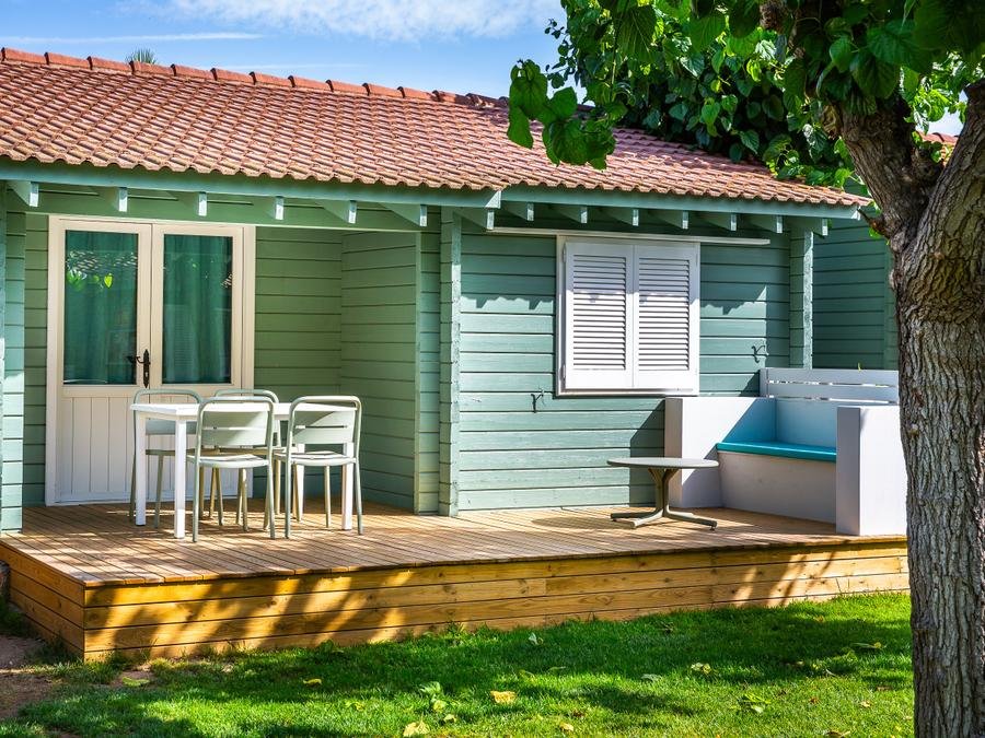Camping Pas Cher vous présente avec son site Officiel campingpascher.fr, le Camping La Llosa classé 2 étoiles, situé sur la commune de Cambrils dans le département Tarragone (Catalogne) en Espagne. Le camping La Llosa, vous présente un hébergement de type bungalow de 36 m² pour 5 personnes et télévision. Le camping La Llosa vous propose du sam. 19 septembre au sam. 26 septembre 2026, en promotion à -28% pour 7 nuits à 450 € au lieu de 630,0 € soit une Économie de 180 €. Cette location propose 62 dates différentes pour réserver votre séjour. Découvrez également les 10 autres gammes d'hébergements du camping. Les Avis clients pour le Camping La Llosa sont excellents avec une note moyenne de 8 sur 10. Mer, Piscine extérieure, Animation enfants, Animations familiales, Club enfants, Aire de jeux enfants, Ping-pong, Piscine, Planche à voile, Plongée, Pétanque, Terrain multisports, Tir à l’arc, Bar, Dépôt de pain, Plats à emporter, Restaurant, Supermarché,... En savoir plus : cliquez-ICI.