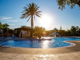 Camping Pas Cher vous présente avec son site Officiel campingpascher.fr, le Camping La Llosa classé 2 étoiles, situé sur la commune de Cambrils dans le département Tarragone (Catalogne) en Espagne. Le camping La Llosa, vous présente un hébergement de type mobil-home de 29 m² pour 4 personnes avec climatisation et télévision. Le camping La Llosa vous propose du lundi 29 juin au lundi 06 juillet 2026 pour 7 nuits à 889€. Cette location propose 8 dates différentes pour réserver votre séjour. Découvrez également les 17 autres gammes d'hébergements du camping. Les Avis clients pour le Camping La Llosa sont excellents avec une note moyenne de 8 sur 10. Mer, Piscine extérieure, Animation enfants, Animations familiales, Club enfants, Aire de jeux enfants, Ping-pong, Piscine, Planche à voile, Plongée, Pétanque, Terrain multisports, Tir à l’arc, Bar, Dépôt de pain, Plats à emporter, Restaurant, Supermarché,... En savoir plus : cliquez-ICI.