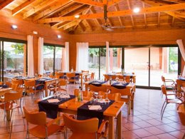 Camping Pas Cher vous présente avec son site Officiel campingpascher.fr, le Camping La Llosa classé 2 étoiles, situé sur la commune de Cambrils dans le département Tarragone (Catalogne) en Espagne. Le camping La Llosa, vous présente un hébergement de type bungalow de 27 m² avec climatisation et télévision. Le camping La Llosa vous propose du sam. 10 janvier au sam. 17 janvier 2026, en promotion à -14% pour 7 nuits à 409,50 € au lieu de 477,75 € soit une Économie de 68,25 €. Cette location propose 193 dates différentes pour réserver votre séjour. Découvrez également les 9 autres gammes d'hébergements du camping. Les Avis clients pour le Camping La Llosa sont excellents avec une note moyenne de 8 sur 10. Mer, Piscine extérieure, Animation enfants, Animations familiales, Club enfants, Aire de jeux enfants, Ping-pong, Piscine, Planche à voile, Plongée, Pétanque, Terrain multisports, Tir à l’arc, Bar, Dépôt de pain, Plats à emporter, Restaurant, Supermarché,... En savoir plus : cliquez-ICI.