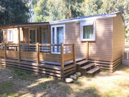 Camping Pas Cher vous présente avec son site Officiel campingpascher.fr, le Camping La Pinède classé 4 étoiles, situé sur la commune de Calvi dans le département Corse Du Nord (Corse) en France. Le camping La Pinède, vous présente un hébergement de type mobil-home de 31 m² avec climatisation et télévision. Le camping La Pinède vous propose du mercredi 28 octobre au mercredi 04 novembre 2026 pour 7 nuits à 833€. Cette location propose 137 dates différentes pour réserver votre séjour. Découvrez également les 11 autres gammes d'hébergements du camping. Les Avis clients pour le Camping La Pinède sont excellents avec une note moyenne de 8 sur 10. Piscine chauffée, Piscine extérieure, Animations familiales, Club enfants, Aire de jeux enfants, Court de tennis, Ping-pong, Plongée, Pétanque, Surf, Terrain multisports, Bar, Dépôt de pain, Pizzeria, Snack/Bar, Épicerie,... En savoir plus : cliquez-ICI.