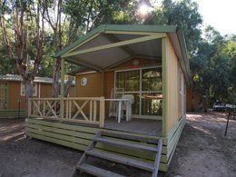 Camping Pas Cher vous présente avec son site Officiel campingpascher.fr, le Camping La Pinède classé 4 étoiles, situé sur la commune de Calvi dans le département Corse Du Nord (Corse) en France. Le camping La Pinède, vous présente un hébergement de type chalet de 24 m² pour 2 personnes. Le camping La Pinède vous propose du mercredi 28 octobre au mercredi 04 novembre 2026 pour 7 nuits à 672€. Cette location propose 153 dates différentes pour réserver votre séjour. Découvrez également les 11 autres gammes d'hébergements du camping. Les Avis clients pour le Camping La Pinède sont excellents avec une note moyenne de 8 sur 10. Piscine chauffée, Piscine extérieure, Animations familiales, Club enfants, Aire de jeux enfants, Court de tennis, Ping-pong, Plongée, Pétanque, Surf, Terrain multisports, Bar, Dépôt de pain, Pizzeria, Snack/Bar, Épicerie,... En savoir plus : cliquez-ICI.