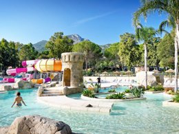 Camping Pas Cher vous présente avec son site Officiel campingpascher.fr, le Camping Bella Vista classé 3 étoiles, situé sur la commune de Calvi dans le département Corse Du Nord (Corse) en France. Le camping Bella Vista, vous présente un hébergement de type chalet de 25 m² pour 2 personnes avec climatisation et télévision. Le camping Bella Vista vous propose du sam. 18 avril au sam. 25 avril 2026 pour 7 nuits à 385€. Cette location propose 96 dates différentes pour réserver votre séjour. Découvrez également les 9 autres gammes d'hébergements du camping. Les Avis clients pour le Camping Bella Vista sont excellents avec une note moyenne de 8 sur 10. Piscine extérieure, Aire de jeux enfants, Jet-ski, Location de bateaux, Paddle, Ping-pong, Planche à voile, Randonnée, Surf, Bar, Dépôt de pain, Snack/Bar, Épicerie,... En savoir plus : cliquez-ICI.