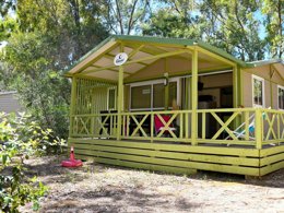 Camping Pas Cher vous présente avec son site Officiel campingpascher.fr, le Camping Bella Vista classé 3 étoiles, situé sur la commune de Calvi dans le département Corse Du Nord (Corse) en France. Le camping Bella Vista, vous présente un hébergement de type chalet de 30 m² pour 2 personnes avec climatisation et télévision. Le camping Bella Vista vous propose du sam. 18 avril au sam. 25 avril 2026 pour 7 nuits à 385€. Cette location propose 54 dates différentes pour réserver votre séjour. Découvrez également les 9 autres gammes d'hébergements du camping. Les Avis clients pour le Camping Bella Vista sont excellents avec une note moyenne de 8 sur 10. Piscine extérieure, Aire de jeux enfants, Jet-ski, Location de bateaux, Paddle, Ping-pong, Planche à voile, Randonnée, Surf, Bar, Dépôt de pain, Snack/Bar, Épicerie,... En savoir plus : cliquez-ICI.