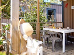 Camping Pas Cher vous présente avec son site Officiel campingpascher.fr, le Camping Bella Vista classé 3 étoiles, situé sur la commune de Calvi dans le département Corse Du Nord (Corse) en France. Le camping Bella Vista, vous présente un hébergement de type mobil-home de 26 m² pour 1 personne avec climatisation et télévision. Le camping Bella Vista vous propose du sam. 18 avril au sam. 25 avril 2026 pour 7 nuits à 399€. Cette location propose 96 dates différentes pour réserver votre séjour. Découvrez également les 9 autres gammes d'hébergements du camping. Les Avis clients pour le Camping Bella Vista sont excellents avec une note moyenne de 8 sur 10. Piscine extérieure, Aire de jeux enfants, Jet-ski, Location de bateaux, Paddle, Ping-pong, Planche à voile, Randonnée, Surf, Bar, Dépôt de pain, Snack/Bar, Épicerie,... En savoir plus : cliquez-ICI.