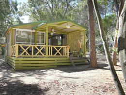 Camping Pas Cher vous présente avec son site Officiel campingpascher.fr, le Camping Bella Vista classé 3 étoiles, situé sur la commune de Calvi dans le département Corse Du Nord (Corse) en France. Le camping Bella Vista, vous présente un hébergement de type chalet de 25 m² pour 1 personne avec climatisation et télévision. Le camping Bella Vista vous propose du sam. 18 avril au sam. 25 avril 2026 pour 7 nuits à 385€. Cette location propose 96 dates différentes pour réserver votre séjour. Découvrez également les 9 autres gammes d'hébergements du camping. Les Avis clients pour le Camping Bella Vista sont excellents avec une note moyenne de 8 sur 10. Piscine extérieure, Aire de jeux enfants, Jet-ski, Location de bateaux, Paddle, Ping-pong, Planche à voile, Randonnée, Surf, Bar, Dépôt de pain, Snack/Bar, Épicerie,... En savoir plus : cliquez-ICI.