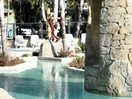 Camping Pas Cher vous présente avec son site Officiel campingpascher.fr, le Camping Bella Vista classé 3 étoiles, situé sur la commune de Calvi dans le département Corse Du Nord (Corse) en France. Le camping Bella Vista, vous présente un hébergement de type mobil-home de 32 m² pour 1 personne avec climatisation et télévision. Le camping Bella Vista vous propose du sam. 18 avril au sam. 25 avril 2026 pour 7 nuits à 490€. Cette location propose 96 dates différentes pour réserver votre séjour. Découvrez également les 9 autres gammes d'hébergements du camping. Les Avis clients pour le Camping Bella Vista sont excellents avec une note moyenne de 8 sur 10. Piscine extérieure, Aire de jeux enfants, Jet-ski, Location de bateaux, Paddle, Ping-pong, Planche à voile, Randonnée, Surf, Bar, Dépôt de pain, Snack/Bar, Épicerie,... En savoir plus : cliquez-ICI.