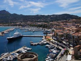 Camping Pas Cher vous présente avec son site Officiel campingpascher.fr, le Camping Bella Vista classé 3 étoiles, situé sur la commune de Calvi dans le département Corse Du Nord (Corse) en France. Le camping Bella Vista, vous présente un hébergement de type chalet de 25 m² pour 1 personne avec climatisation et télévision. Le camping Bella Vista vous propose du sam. 18 avril au sam. 25 avril 2026 pour 7 nuits à 385€. Cette location propose 96 dates différentes pour réserver votre séjour. Découvrez également les 9 autres gammes d'hébergements du camping. Les Avis clients pour le Camping Bella Vista sont excellents avec une note moyenne de 8 sur 10. Piscine extérieure, Aire de jeux enfants, Jet-ski, Location de bateaux, Paddle, Ping-pong, Planche à voile, Randonnée, Surf, Bar, Dépôt de pain, Snack/Bar, Épicerie,... En savoir plus : cliquez-ICI.