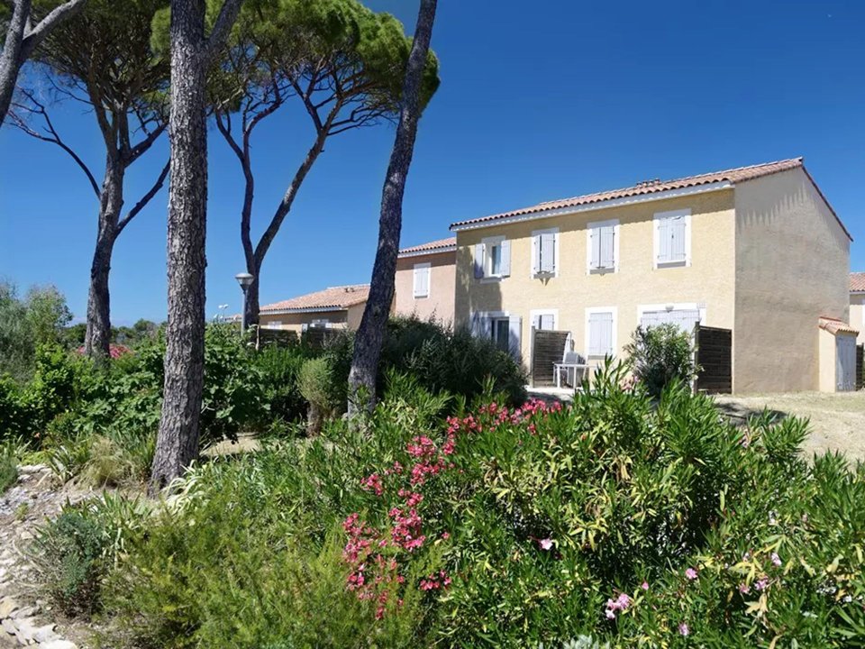 Camping Pas Cher vous présente avec son site Officiel campingpascher.fr, la Résidence RésidenceClub Odalys Le Mas Des Vignes classé 1 étoile, située sur la commune de Calvisson dans le département Gard (Languedoc-roussillon) en France. La résidence RésidenceClub Odalys Le Mas Des Vignes vous propose un hébergement de type maison de 72 m² pour 8 personnes (télévision). L'établissement vous propose 4 autres types d'hébergements. Découvrez tous nos séjours à petits prix dans la commune et aux alentours de Calvisson du département : Gard (Languedoc-roussillon). Les Avis clients pour la Résidence RésidenceClub Odalys Le Mas Des Vignes sont excellents avec une note moyenne de 8 sur 10. Piscine couverte, Piscine extérieure, Animation enfants, Canoë-kayak, Centre équestre, Court de tennis, Golf, Pétanque, Terrain multisports,... En savoir plus : cliquez-ICI.