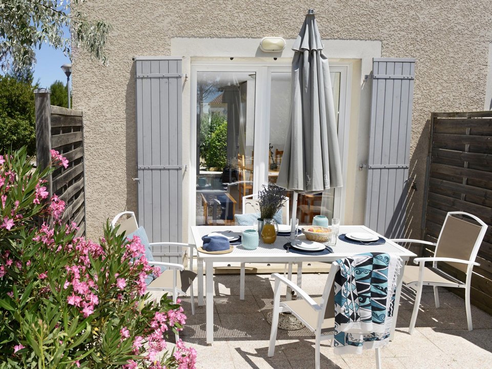 Camping Pas Cher vous présente avec son site Officiel campingpascher.fr, la Résidence RésidenceClub Odalys Le Mas Des Vignes classé 1 étoile, située sur la commune de Calvisson dans le département Gard (Languedoc-roussillon) en France. La résidence RésidenceClub Odalys Le Mas Des Vignes vous propose un hébergement de type maison de 50 m² (télévision). L'établissement vous propose 4 autres types d'hébergements. Découvrez tous nos séjours à petits prix dans la commune et aux alentours de Calvisson du département : Gard (Languedoc-roussillon). Les Avis clients pour la Résidence RésidenceClub Odalys Le Mas Des Vignes sont excellents avec une note moyenne de 8 sur 10. Piscine couverte, Piscine extérieure, Animation enfants, Canoë-kayak, Centre équestre, Court de tennis, Golf, Pétanque, Terrain multisports,... En savoir plus : cliquez-ICI.