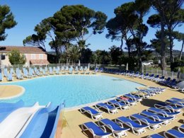 Camping Pas Cher vous présente avec son site Officiel campingpascher.fr, la Résidence RésidenceClub Odalys Le Mas Des Vignes classé 1 étoile, située sur la commune de Calvisson dans le département Gard (Languedoc-roussillon) en France. La résidence RésidenceClub Odalys Le Mas Des Vignes vous propose un hébergement de type maison de 28 m² (télévision). L'établissement vous propose 4 autres types d'hébergements. Découvrez tous nos séjours à petits prix dans la commune et aux alentours de Calvisson du département : Gard (Languedoc-roussillon). Les Avis clients pour la Résidence RésidenceClub Odalys Le Mas Des Vignes sont excellents avec une note moyenne de 8 sur 10. Piscine couverte, Piscine extérieure, Animation enfants, Canoë-kayak, Centre équestre, Court de tennis, Golf, Pétanque, Terrain multisports,... En savoir plus : cliquez-ICI.
