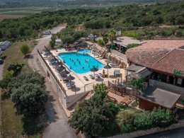 Camping Pas Cher vous présente avec son site Officiel campingpascher.fr, le Camping Mer Et Camargue classé 4 étoiles, situé sur la commune de Calvisson dans le département Gard (Languedoc Roussillon) en France. Le camping Mer Et Camargue vous propose un hébergement de type mobil-home de 29 m² pour 4 personnes avec climatisation (télévision). L'établissement vous propose 3 autres types d'hébergements. Découvrez tous nos séjours à petits prix dans la commune et aux alentours de Calvisson du département : Gard (Languedoc Roussillon). Les Avis clients pour le Camping Mer Et Camargue sont excellents avec une note moyenne de 8 sur 10. Piscine extérieure, Animation enfants, Animations familiales, Aire de jeux enfants, Baby-foot, Canoë-kayak, Centre équestre, Cyclisme, Ping-pong, Planche à voile, Pétanque, Randonnée, Voile, Dépôt de pain, Food truck, Supermarché, Épicerie,... En savoir plus : cliquez-ICI.