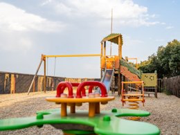 Camping Pas Cher vous présente avec son site Officiel campingpascher.fr, le Camping Mer Et Camargue classé 4 étoiles, situé sur la commune de Calvisson dans le département Gard (Languedoc Roussillon) en France. Le camping Mer Et Camargue vous propose un hébergement de type mobil-home de 29 m² pour 5 personnes avec climatisation (télévision). L'établissement vous propose 3 autres types d'hébergements. Découvrez tous nos séjours à petits prix dans la commune et aux alentours de Calvisson du département : Gard (Languedoc Roussillon). Les Avis clients pour le Camping Mer Et Camargue sont excellents avec une note moyenne de 8 sur 10. Piscine extérieure, Animation enfants, Animations familiales, Aire de jeux enfants, Baby-foot, Canoë-kayak, Centre équestre, Cyclisme, Ping-pong, Planche à voile, Pétanque, Randonnée, Voile, Dépôt de pain, Food truck, Supermarché, Épicerie,... En savoir plus : cliquez-ICI.