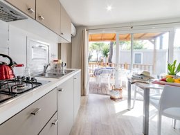 Camping Pas Cher vous présente avec son site Officiel campingpascher.fr, le Camping Centro Vacanze Isuledda, situé sur la commune de Cannigione Di Arzachena dans le département Olbia-tempio (Sardaigne) en Italie. Le camping Centro Vacanze Isuledda, vous présente un hébergement de type mobil-home de 34 m² pour 1 personne avec climatisation et télévision. Le camping Centro Vacanze Isuledda vous propose du jeudi 26 mars au jeudi 02 avril 2026 pour 7 nuits à 1160.8€. Cette location propose 106 dates différentes pour réserver votre séjour. Découvrez également les 7 autres gammes d'hébergements du camping. Mer, Animation enfants, Animations familiales, Club enfants, Aire de jeux enfants, Canoë-kayak, Ping-pong, Planche à voile, Plongée, Salle de fitness, Terrain de beach-volley, Terrain multisports, Bar, Dépôt de pain, Pizzeria, Plats à emporter, Restaurant, Snack/Bar, Épicerie,... En savoir plus : cliquez-ICI.