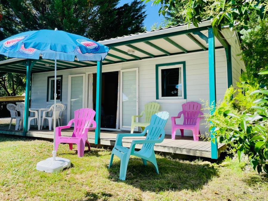 Camping Pas Cher vous présente avec son site Officiel campingpascher.fr, le Camping Flower La Pibola classé 3 étoiles, situé sur la commune de Camon Ariege dans le département Ariège (Midi Pyrénées) en France. Le camping Flower La Pibola, vous présente un hébergement de type chalet de 32 m² pour 6 personnes et télévision. Le camping Flower La Pibola vous propose du sam. 29 août au sam. 05 septembre 2026 pour 7 nuits à 536.55€. Cette location propose 51 dates différentes pour réserver votre séjour. Découvrez également les 18 autres gammes d'hébergements du camping. Les Avis clients pour le Camping Flower La Pibola sont excellents avec une note moyenne de 8 sur 10. Piscine extérieure, Animations familiales, Club enfants, Canoë-kayak, Centre équestre, Ping-pong, Pétanque, Randonnée, Structure gonflable enfants, Terrain de badminton, Terrain de volley-ball, Trampoline, Boulangerie, Snack/Bar, Épicerie,... En savoir plus : cliquez-ICI.