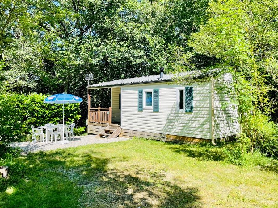Camping Pas Cher vous présente avec son site Officiel campingpascher.fr, le Camping Flower La Pibola classé 3 étoiles, situé sur la commune de Camon Ariege dans le département Ariège (Midi Pyrénées) en France. Le camping Flower La Pibola, vous présente un hébergement de type mobil-home de 23 m² pour 4 personnes et télévision. Le camping Flower La Pibola vous propose du sam. 29 août au sam. 05 septembre 2026 pour 7 nuits à 367.5€. Cette location propose 45 dates différentes pour réserver votre séjour. Découvrez également les 19 autres gammes d'hébergements du camping. Les Avis clients pour le Camping Flower La Pibola sont excellents avec une note moyenne de 8 sur 10. Piscine extérieure, Animations familiales, Club enfants, Canoë-kayak, Centre équestre, Ping-pong, Pétanque, Randonnée, Structure gonflable enfants, Terrain de badminton, Terrain de volley-ball, Trampoline, Boulangerie, Snack/Bar, Épicerie,... En savoir plus : cliquez-ICI.