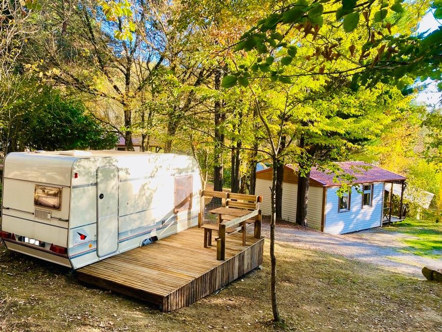 Camping Pas Cher vous présente avec son site Officiel campingpascher.fr, le Camping Flower La Pibola classé 3 étoiles, situé sur la commune de Camon Ariege dans le département Ariège (Midi Pyrénées) en France. Le camping Flower La Pibola vous propose un hébergement de type caravane de 10 m² pour 2 personnes. Cet hébergement propose plus de 56 dates différentes pour réserver ! Pour dévouvrir la période la moins chère, consultez la rubrique 'Tarifs' et sélectionnez votre mois de départ. L'établissement vous propose 19 autres types d'hébergements. Découvrez tous nos séjours à petits prix dans la commune et aux alentours de Camon Ariege du département : Ariège (Midi Pyrénées). Les Avis clients pour le Camping Flower La Pibola sont de 7 sur 10. LacRivière, Piscine chauffée, Piscine extérieure, Animations familiales, Club enfants, Canoë-kayak, Centre équestre, Ping-pong, Pétanque, Randonnée, Structure gonflable enfants, Terrain de badminton, Terrain de volley-ball, Trampoline, Boulangerie, Snack/Bar, Épicerie,... En savoir plus : cliquez-ICI.