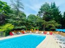Camping Pas Cher vous présente avec son site Officiel campingpascher.fr, le Camping Flower La Pibola classé 3 étoiles, situé sur la commune de Camon Ariege dans le département Ariège (Midi Pyrénées) en France. Le camping Flower La Pibola, vous présente un hébergement de type lodge de 25 m² pour 5 personnes. Le camping Flower La Pibola vous propose du sam. 29 août au sam. 05 septembre 2026 pour 7 nuits à 404.25€. Cette location propose 49 dates différentes pour réserver votre séjour. Découvrez également les 19 autres gammes d'hébergements du camping. Les Avis clients pour le Camping Flower La Pibola sont excellents avec une note moyenne de 8 sur 10. Piscine extérieure, Animations familiales, Club enfants, Canoë-kayak, Centre équestre, Ping-pong, Pétanque, Randonnée, Structure gonflable enfants, Terrain de badminton, Terrain de volley-ball, Trampoline, Boulangerie, Snack/Bar, Épicerie,... En savoir plus : cliquez-ICI.