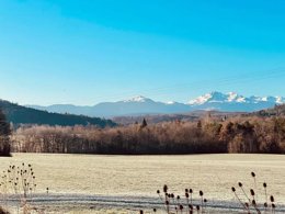 Camping Pas Cher vous présente avec son site Officiel campingpascher.fr, le Camping Flower La Pibola classé 3 étoiles, situé sur la commune de Camon Ariege dans le département Ariège (Midi Pyrénées) en France. Le camping Flower La Pibola, vous présente un hébergement de type chalet de 32 m² et télévision. Le camping Flower La Pibola vous propose du mardi 07 avril au mardi 14 avril 2026 pour 7 nuits à 551.25€. Cette location propose 108 dates différentes pour réserver votre séjour. Découvrez également les 18 autres gammes d'hébergements du camping. Les Avis clients pour le Camping Flower La Pibola sont excellents avec une note moyenne de 8 sur 10. Piscine extérieure, Animations familiales, Club enfants, Canoë-kayak, Centre équestre, Ping-pong, Pétanque, Randonnée, Structure gonflable enfants, Terrain de badminton, Terrain de volley-ball, Trampoline, Boulangerie, Snack/Bar, Épicerie,... En savoir plus : cliquez-ICI.
