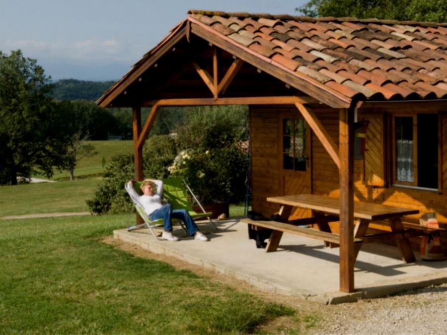 Camping Pas Cher vous présente avec son site Officiel campingpascher.fr, le Camping Domaine De La Besse And Spa classé 4 étoiles, situé sur la commune de Camon Ariege dans le département Ariège (Midi Pyrénées) en France. Le camping Domaine De La Besse And Spa vous propose un hébergement de type chalet (télévision). L'établissement vous propose 3 autres types d'hébergements. Découvrez tous nos séjours à petits prix dans la commune et aux alentours de Camon Ariege du département : Ariège (Midi Pyrénées). Les Avis clients pour le Camping Domaine De La Besse And Spa sont excellents avec une note moyenne de 8 sur 10. LacRivière, Piscine couverte, Piscine extérieure, Animations familiales, Club enfants, Aire de jeux enfants, Canoë-kayak, Court de tennis, Cyclisme, Paddle, Ping-pong, Pétanque, Randonnée, Structure gonflable enfants, Terrain de badminton, Terrain de football, Terrain de volley-ball, Plats à emporter,... En savoir plus : cliquez-ICI.