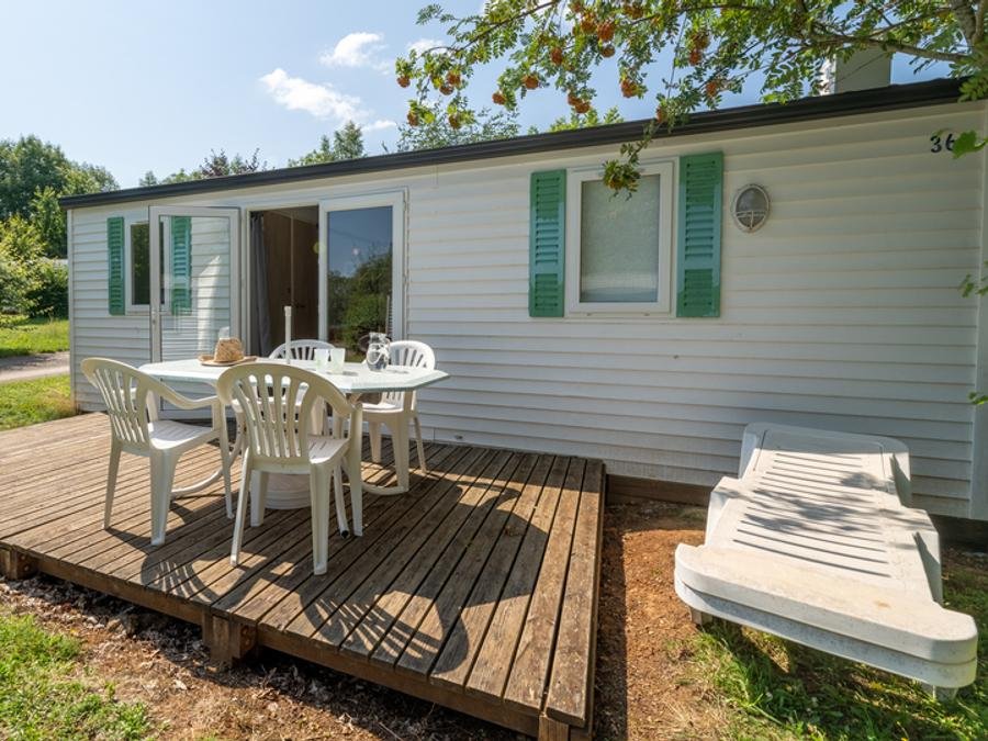 Camping Pas Cher vous présente avec son site Officiel campingpascher.fr, le Camping Le Caussanel - Ciela Village classé 4 étoiles, situé sur la commune de Canet De Salars dans le département Aveyron (Midi Pyrénées) en France. Le camping Le Caussanel - Ciela Village, vous présente un hébergement de type mobil-home de 27 m² avec climatisation et télévision. Le camping Le Caussanel - Ciela Village vous propose du vendredi 05 juin au vendredi 12 juin 2026 avec une PROMO de DERNIÈRE MINUTE, en promotion à -14% pour 7 nuits à 304 € au lieu de 354,0 € soit une Économie de 50 €. Cette location propose 69 dates différentes pour réserver votre séjour. Découvrez également les 7 autres gammes d'hébergements du camping. Les Avis clients pour le Camping Le Caussanel - Ciela Village sont de 7 sur 10. Piscine chauffée, Piscine extérieure, Animations familiales, Club enfants, Aire de jeux enfants, Baby-foot, Canoë-kayak, Paddle, Ping-pong, Pédalo, Pétanque, Terrain de beach-volley, Terrain multisports, Bar, Dépôt de pain, Snack/Bar, Épicerie,... En savoir plus : cliquez-ICI.