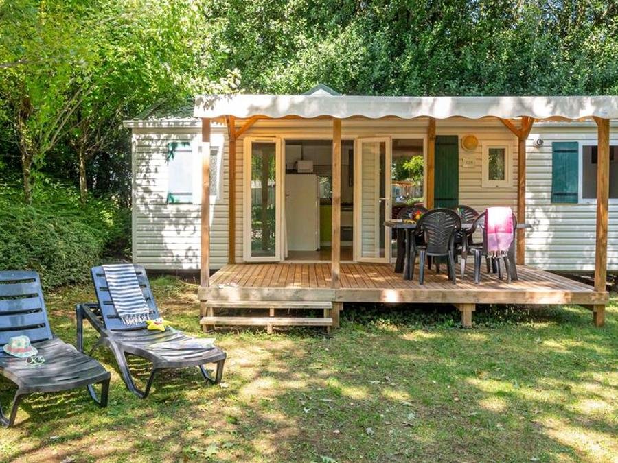 Camping Pas Cher vous présente avec son site Officiel campingpascher.fr, le Camping Le Caussanel - Ciela Village classé 4 étoiles, situé sur la commune de Canet De Salars dans le département Aveyron (Midi Pyrénées) en France. Le camping Le Caussanel - Ciela Village, vous présente un hébergement de type mobil-home de 32 m² avec climatisation et télévision. Le camping Le Caussanel - Ciela Village vous propose du vendredi 05 juin au vendredi 12 juin 2026 avec une PROMO de DERNIÈRE MINUTE, en promotion à -14% pour 7 nuits à 328 € au lieu de 382,0 € soit une Économie de 54 €. Cette location propose 58 dates différentes pour réserver votre séjour. Découvrez également les 7 autres gammes d'hébergements du camping. Les Avis clients pour le Camping Le Caussanel - Ciela Village sont de 7 sur 10. Piscine chauffée, Piscine extérieure, Animations familiales, Club enfants, Aire de jeux enfants, Baby-foot, Canoë-kayak, Paddle, Ping-pong, Pédalo, Pétanque, Terrain de beach-volley, Terrain multisports, Bar, Dépôt de pain, Snack/Bar, Épicerie,... En savoir plus : cliquez-ICI.