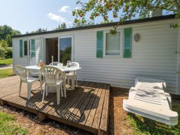 Camping Pas Cher vous présente avec son site Officiel campingpascher.fr, le Camping Le Caussanel - Ciela Village classé 4 étoiles, situé sur la commune de Canet De Salars dans le département Aveyron (Midi Pyrénées) en France. Le camping Le Caussanel - Ciela Village, vous présente un hébergement de type mobil-home de 27 m² avec climatisation et télévision. Le camping Le Caussanel - Ciela Village vous propose du mardi 26 mai au mardi 02 juin 2026, en promotion à -15% pour 7 nuits à 283,90 € au lieu de 334,0 € soit une Économie de 50,10 €. Cette location propose 47 dates différentes pour réserver votre séjour. Découvrez également les 3 autres gammes d'hébergements du camping. Les Avis clients pour le Camping Le Caussanel - Ciela Village sont de 7 sur 10. Piscine chauffée, Piscine extérieure, Animations familiales, Club enfants, Aire de jeux enfants, Baby-foot, Canoë-kayak, Paddle, Ping-pong, Pédalo, Pétanque, Terrain de beach-volley, Terrain multisports, Bar, Dépôt de pain, Snack/Bar, Épicerie,... En savoir plus : cliquez-ICI.