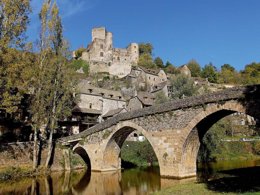 Camping Pas Cher vous présente avec son site Officiel campingpascher.fr, le Camping Le Caussanel - Ciela Village classé 4 étoiles, situé sur la commune de Canet De Salars dans le département Aveyron (Midi Pyrénées) en France. Le camping Le Caussanel - Ciela Village, vous présente un hébergement de type mobil-home de 27 m² avec climatisation et télévision. Le camping Le Caussanel - Ciela Village vous propose du mardi 26 mai au mardi 02 juin 2026, en promotion à -15% pour 7 nuits à 283,90 € au lieu de 334,0 € soit une Économie de 50,10 €. Cette location propose 47 dates différentes pour réserver votre séjour. Découvrez également les 3 autres gammes d'hébergements du camping. Les Avis clients pour le Camping Le Caussanel - Ciela Village sont de 7 sur 10. Piscine chauffée, Piscine extérieure, Animations familiales, Club enfants, Aire de jeux enfants, Baby-foot, Canoë-kayak, Paddle, Ping-pong, Pédalo, Pétanque, Terrain de beach-volley, Terrain multisports, Bar, Dépôt de pain, Snack/Bar, Épicerie,... En savoir plus : cliquez-ICI.