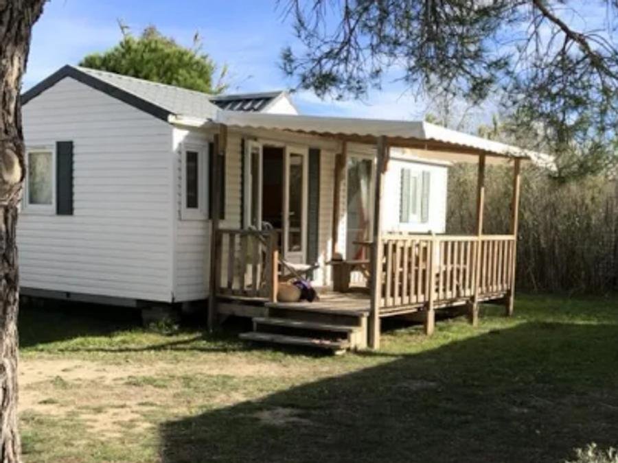 Camping Pas Cher vous présente avec son site Officiel campingpascher.fr, le Camping Les Fontaines classé 3 étoiles, situé sur la commune de Canet En Roussillon dans le département Pyrénées-orientales (Languedoc Roussillon) en France. Le camping Les Fontaines, vous présente un hébergement de type mobil-home de 31 m² pour 1 personne. Le camping Les Fontaines vous propose du sam. 29 août au sam. 05 septembre 2026 pour 7 nuits à 350€. Cette location propose 27 dates différentes pour réserver votre séjour. Découvrez également les 9 autres gammes d'hébergements du camping. Les Avis clients pour le Camping Les Fontaines sont excellents avec une note moyenne de 8 sur 10. Piscine extérieure, Animation enfants, Animations familiales, Aire de jeux enfants, Baby-foot, Centre équestre, Court de tennis, Jet-ski, Location de bateaux, Ping-pong, Piscine, Pétanque, Surf, Terrain de football, Terrain de volley-ball, Trampoline, Bar, Snack/Bar,... En savoir plus : cliquez-ICI.