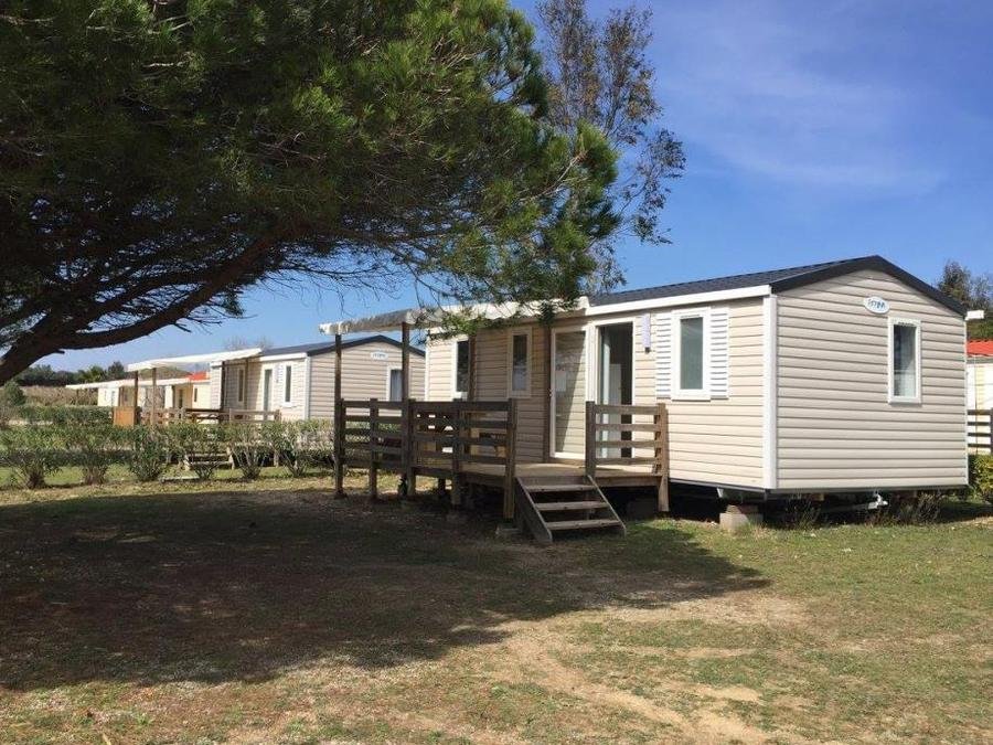 Camping Pas Cher vous présente avec son site Officiel campingpascher.fr, le Camping Les Fontaines classé 3 étoiles, situé sur la commune de Canet En Roussillon dans le département Pyrénées-orientales (Languedoc Roussillon) en France. Le camping Les Fontaines, vous présente un hébergement de type mobil-home de 29 m² avec climatisation. Le camping Les Fontaines vous propose du sam. 29 août au sam. 05 septembre 2026 pour 7 nuits à 448€. Cette location propose 28 dates différentes pour réserver votre séjour. Découvrez également les 9 autres gammes d'hébergements du camping. Les Avis clients pour le Camping Les Fontaines sont excellents avec une note moyenne de 8 sur 10. Piscine extérieure, Animation enfants, Animations familiales, Aire de jeux enfants, Baby-foot, Centre équestre, Court de tennis, Jet-ski, Location de bateaux, Ping-pong, Piscine, Pétanque, Surf, Terrain de football, Terrain de volley-ball, Trampoline, Bar, Snack/Bar,... En savoir plus : cliquez-ICI.