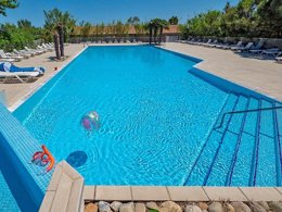 Camping Pas Cher vous présente avec son site Officiel campingpascher.fr, le Camping Les Fontaines classé 3 étoiles, situé sur la commune de Canet En Roussillon dans le département Pyrénées-orientales (Languedoc Roussillon) en France. Le camping Les Fontaines, vous présente un hébergement de type mobil-home de 24 m² avec climatisation. Le camping Les Fontaines vous propose du sam. 06 juin au sam. 13 juin 2026, en promotion à -25% pour 7 nuits à 336 € au lieu de 448,0 € soit une Économie de 112 €. Cette location propose 34 dates différentes pour réserver votre séjour. Découvrez également les 9 autres gammes d'hébergements du camping. Les Avis clients pour le Camping Les Fontaines sont excellents avec une note moyenne de 8 sur 10. Piscine extérieure, Animation enfants, Animations familiales, Aire de jeux enfants, Baby-foot, Centre équestre, Court de tennis, Jet-ski, Location de bateaux, Ping-pong, Piscine, Pétanque, Surf, Terrain de football, Terrain de volley-ball, Trampoline, Bar, Snack/Bar,... En savoir plus : cliquez-ICI.