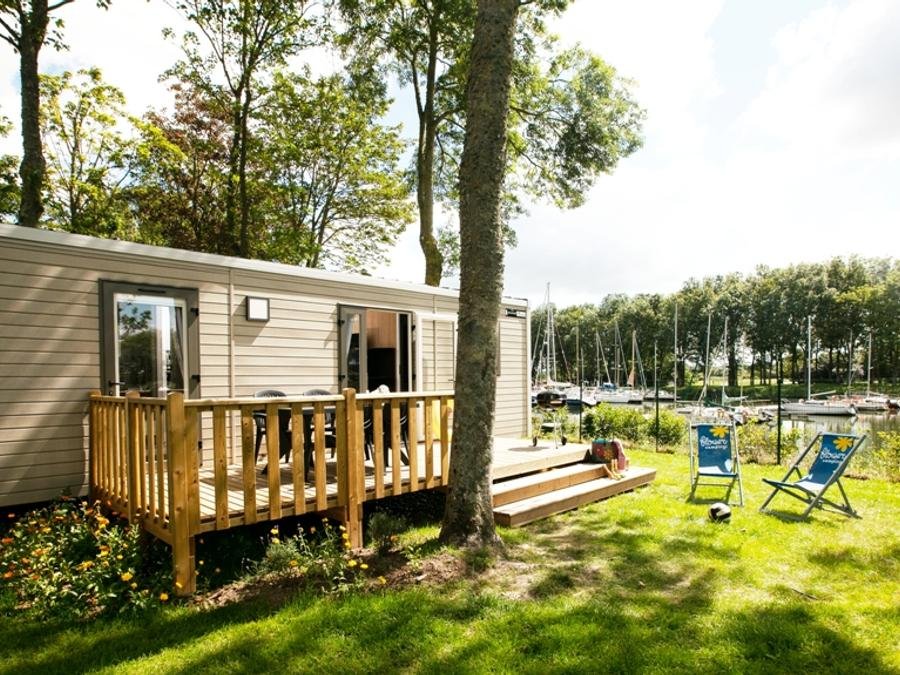 Camping Pas Cher vous présente avec son site Officiel campingpascher.fr, le Camping Flower Le Haut Dick classé 4 étoiles, situé sur la commune de Carentan dans le département Manche (Basse Normandie) en France. Le camping Flower Le Haut Dick, vous présente un hébergement de type mobil-home de 23 m² et télévision. Le camping Flower Le Haut Dick vous propose du dimanche 13 septembre au dimanche 20 septembre 2026 pour 7 nuits à 462€. Cette location propose 7 dates différentes pour réserver votre séjour. Découvrez également les 8 autres gammes d'hébergements du camping. Les Avis clients pour le Camping Flower Le Haut Dick sont excellents avec une note moyenne de 8 sur 10. Piscine chauffée, Piscine couverte, Animations familiales, Club enfants, Aire de jeux enfants, Baby-foot, Canoë-kayak, Centre équestre, Ping-pong, Piscine, Pétanque, Structure gonflable enfants, Terrain de volley-ball, Trampoline, Dépôt de pain, Restaurant, Épicerie,... En savoir plus : cliquez-ICI.
