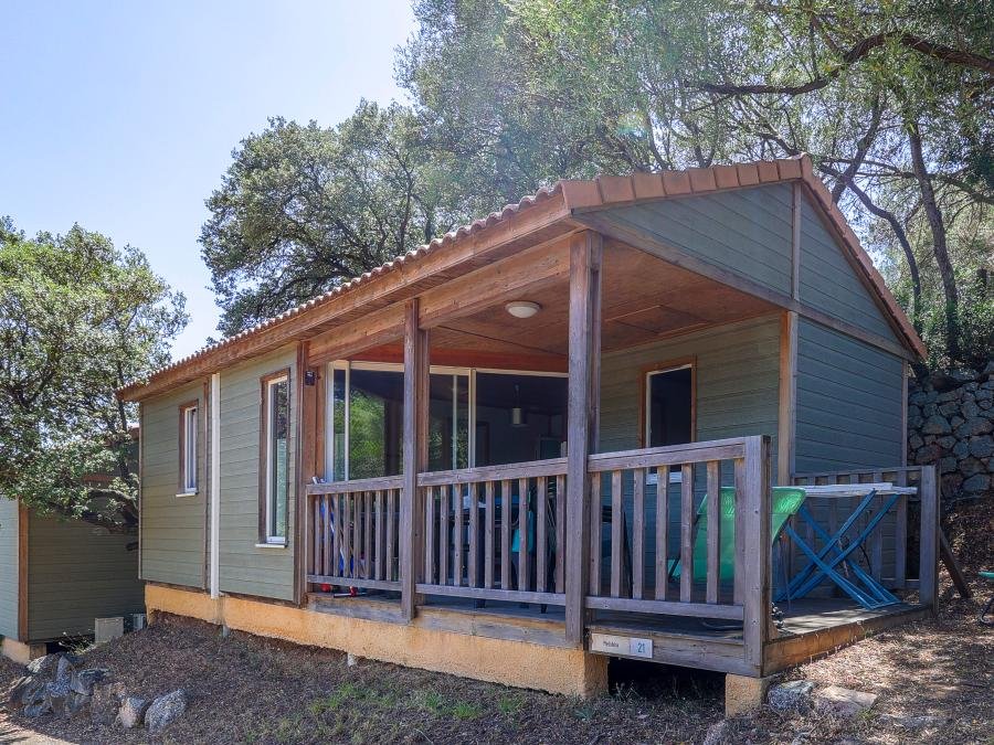 Camping Pas Cher vous présente avec son site Officiel campingpascher.fr, le Camping Torraccia classé 3 étoiles, situé sur la commune de Cargese dans le département Corse Du Sud (Corse) en France. Le camping Torraccia, vous présente un hébergement de type chalet de 35 m² pour 5 personnes avec climatisation. Le camping Torraccia vous propose du sam. 13 juin au sam. 20 juin 2026, en promotion à -25% pour 7 nuits à 401,74 € au lieu de 539,0 € soit une Économie de 137,26 €. Cette location propose 13 dates différentes pour réserver votre séjour. Découvrez également les 9 autres gammes d'hébergements du camping. Les Avis clients pour le Camping Torraccia sont excellents avec une note moyenne de 8 sur 10. Piscine extérieure, Aire de jeux enfants, Baby-foot, Canoë-kayak, Canyoning, Centre équestre, Jet-ski, Plongée, Randonnée, Terrain multisports, Dépôt de pain, Restaurant, Snack/Bar, Station-service, Supermarché,... En savoir plus : cliquez-ICI.