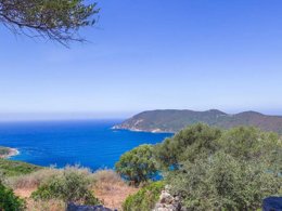 Camping Pas Cher vous présente avec son site Officiel campingpascher.fr, le Camping Torraccia classé 3 étoiles, situé sur la commune de Cargese dans le département Corse Du Sud (Corse) en France. Le camping Torraccia, vous présente un hébergement de type chalet de 25 m² avec climatisation. Le camping Torraccia vous propose du vendredi 08 mai au vendredi 15 mai 2026, en promotion à -15% pour 7 nuits à 439,62 € au lieu de 517,2 € soit une Économie de 77,58 €. Cette location propose 73 dates différentes pour réserver votre séjour. Découvrez également les 6 autres gammes d'hébergements du camping. Les Avis clients pour le Camping Torraccia sont excellents avec une note moyenne de 8 sur 10. Piscine extérieure, Aire de jeux enfants, Baby-foot, Canoë-kayak, Canyoning, Centre équestre, Jet-ski, Plongée, Randonnée, Terrain multisports, Dépôt de pain, Restaurant, Snack/Bar, Station-service, Supermarché,... En savoir plus : cliquez-ICI.