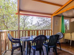 Camping Pas Cher vous présente avec son site Officiel campingpascher.fr, le Camping Torraccia classé 3 étoiles, situé sur la commune de Cargese dans le département Corse Du Sud (Corse) en France. Le camping Torraccia, vous présente un hébergement de type chalet pour 5 personnes avec climatisation. Le camping Torraccia vous propose du vendredi 08 mai au vendredi 15 mai 2026, en promotion à -15% pour 7 nuits à 439,62 € au lieu de 517,2 € soit une Économie de 77,58 €. Cette location propose 85 dates différentes pour réserver votre séjour. Découvrez également les 6 autres gammes d'hébergements du camping. Les Avis clients pour le Camping Torraccia sont excellents avec une note moyenne de 8 sur 10. Piscine extérieure, Aire de jeux enfants, Baby-foot, Canoë-kayak, Canyoning, Centre équestre, Jet-ski, Plongée, Randonnée, Terrain multisports, Dépôt de pain, Restaurant, Snack/Bar, Station-service, Supermarché,... En savoir plus : cliquez-ICI.