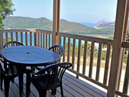 Camping Pas Cher vous présente avec son site Officiel campingpascher.fr, le Camping Torraccia classé 3 étoiles, situé sur la commune de Cargese dans le département Corse Du Sud (Corse) en France. Le camping Torraccia, vous présente un hébergement de type chalet de 35 m² pour 5 personnes avec climatisation. Le camping Torraccia vous propose du vendredi 08 mai au vendredi 15 mai 2026, en promotion à -15% pour 7 nuits à 511,02 € au lieu de 601,2 € soit une Économie de 90,18 €. Cette location propose 74 dates différentes pour réserver votre séjour. Découvrez également les 6 autres gammes d'hébergements du camping. Les Avis clients pour le Camping Torraccia sont excellents avec une note moyenne de 8 sur 10. Piscine extérieure, Aire de jeux enfants, Baby-foot, Canoë-kayak, Canyoning, Centre équestre, Jet-ski, Plongée, Randonnée, Terrain multisports, Dépôt de pain, Restaurant, Snack/Bar, Station-service, Supermarché,... En savoir plus : cliquez-ICI.