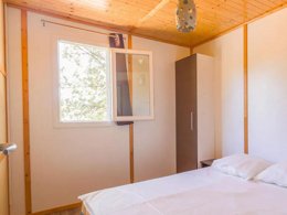 Camping Pas Cher vous présente avec son site Officiel campingpascher.fr, le Camping Flower Torraccia classé 3 étoiles, situé sur la commune de Cargese dans le département Corse Du Sud (Corse) en France. Le camping Flower Torraccia vous propose un hébergement de type chalet de 35 m² pour 1 personne avec climatisation. L'établissement vous propose 9 autres types d'hébergements. Découvrez tous nos séjours à petits prix dans la commune et aux alentours de Cargese du département : Corse Du Sud (Corse). Les Avis clients pour le Camping Flower Torraccia sont excellents avec une note moyenne de 8 sur 10. Piscine extérieure, Aire de jeux enfants, Baby-foot, Canoë-kayak, Canyoning, Centre équestre, Jet-ski, Plongée, Randonnée, Terrain multisports, Dépôt de pain, Restaurant, Snack/Bar, Station-service, Supermarché,... En savoir plus : cliquez-ICI.