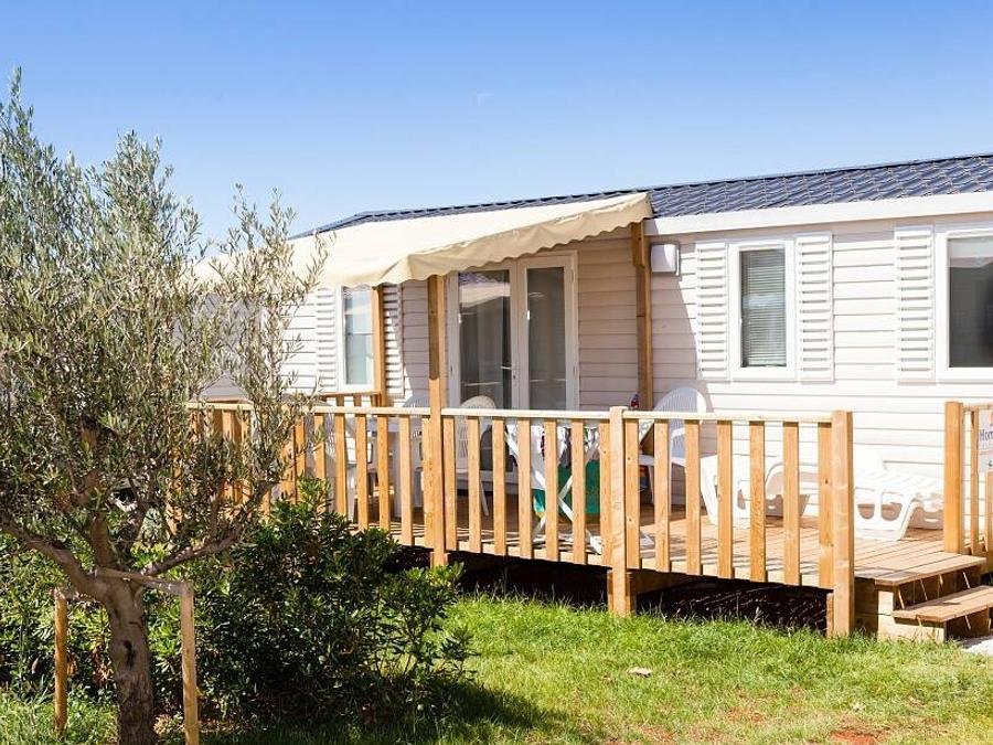 Camping Pas Cher vous présente avec son site Officiel campingpascher.fr, le Camping Villaggio San Francesco Caorle classé 5 étoiles, situé sur la commune de Caorle dans le département Venise (Vénétie) en Italie. Le camping Villaggio San Francesco Caorle, vous présente un hébergement de type mobil-home de 29 m² avec climatisation. Le camping Villaggio San Francesco Caorle vous proposeun séjour PAS CHER avec une REMISEdu sam. 06 juin au sam. 13 juin 2026, en promotion à -35% pour 7 nuits à 673,33 € au lieu de 1036,0 € soit une Économie de 362,67 €. Cette location propose 10 dates différentes pour réserver votre séjour. Découvrez également les 6 autres gammes d'hébergements du camping. Les Avis clients pour le Camping Villaggio San Francesco Caorle sont excellents avec une note moyenne de 8 sur 10. Mer, Parc aquatique, Piscine chauffée, Piscine extérieure, Animations familiales, Club ados, Club enfants, Aire de jeux enfants, Canoë-kayak, Court de tennis, Cyclisme, Golf, Paddle, Parcours sportif, Ping-pong, Pétanque, Structure gonflable enfants, Terrain de beach-volley, Terrain de football, Terrain multisports, Bar, Dépôt de pain, Pizzeria, Plats à emporter, Restaurant, Snack/Bar, Épicerie,... En savoir plus : cliquez-ICI.