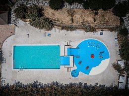 Camping Pas Cher vous présente avec son site Officiel campingpascher.fr, le Camping Villaggio San Francesco Caorle classé 5 étoiles, situé sur la commune de Caorle dans le département Venise (Vénétie) en Italie. Le camping Villaggio San Francesco Caorle, vous présente un hébergement de type mobil-home de 24 m² avec climatisation. Le camping Villaggio San Francesco Caorle vous proposeun séjour PAS CHER avec une REMISEdu sam. 12 septembre au sam. 19 septembre 2026, en promotion à -30% pour 7 nuits à 343 € au lieu de 490,0 € soit une Économie de 147 €. Cette location propose 89 dates différentes pour réserver votre séjour. Découvrez également les 6 autres gammes d'hébergements du camping. Les Avis clients pour le Camping Villaggio San Francesco Caorle sont excellents avec une note moyenne de 8 sur 10. Mer, Parc aquatique, Piscine chauffée, Piscine extérieure, Animations familiales, Club ados, Club enfants, Aire de jeux enfants, Canoë-kayak, Court de tennis, Cyclisme, Golf, Paddle, Parcours sportif, Ping-pong, Pétanque, Structure gonflable enfants, Terrain de beach-volley, Terrain de football, Terrain multisports, Bar, Dépôt de pain, Pizzeria, Plats à emporter, Restaurant, Snack/Bar, Épicerie,... En savoir plus : cliquez-ICI.