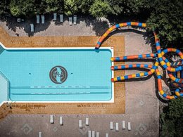 Camping Pas Cher vous présente avec son site Officiel campingpascher.fr, le Camping Villaggio San Francesco Caorle classé 5 étoiles, situé sur la commune de Caorle dans le département Venise (Vénétie) en Italie. Le camping Villaggio San Francesco Caorle, vous présente un hébergement de type mobil-home de 29 m² avec climatisation. Le camping Villaggio San Francesco Caorle vous propose du sam. 02 mai au sam. 09 mai 2026, en promotion à -29% pour 7 nuits à 301 € au lieu de 427,0 € soit une Économie de 126 €. Cette location propose 90 dates différentes pour réserver votre séjour. Découvrez également les 6 autres gammes d'hébergements du camping. Les Avis clients pour le Camping Villaggio San Francesco Caorle sont excellents avec une note moyenne de 8 sur 10. Mer, Parc aquatique, Piscine chauffée, Piscine extérieure, Animations familiales, Club ados, Club enfants, Aire de jeux enfants, Canoë-kayak, Court de tennis, Cyclisme, Golf, Paddle, Parcours sportif, Ping-pong, Pétanque, Structure gonflable enfants, Terrain de beach-volley, Terrain de football, Terrain multisports, Bar, Dépôt de pain, Pizzeria, Plats à emporter, Restaurant, Snack/Bar, Épicerie,... En savoir plus : cliquez-ICI.