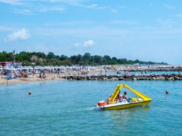 Camping Pas Cher vous présente avec son site Officiel campingpascher.fr, le Camping Villaggio San Francesco Caorle classé 5 étoiles, situé sur la commune de Caorle dans le département Venise (Vénétie) en Italie. Le camping Villaggio San Francesco Caorle, vous présente un hébergement de type mobil-home de 29 m² avec climatisation. Le camping Villaggio San Francesco Caorle vous propose du sam. 19 septembre au sam. 26 septembre 2026, en promotion à -28% pour 7 nuits à 250 € au lieu de 350,0 € soit une Économie de 100 €. Cette location propose 9 dates différentes pour réserver votre séjour. Découvrez également les 6 autres gammes d'hébergements du camping. Les Avis clients pour le Camping Villaggio San Francesco Caorle sont excellents avec une note moyenne de 8 sur 10. Mer, Parc aquatique, Piscine chauffée, Piscine extérieure, Animations familiales, Club ados, Club enfants, Aire de jeux enfants, Canoë-kayak, Court de tennis, Cyclisme, Golf, Paddle, Parcours sportif, Ping-pong, Pétanque, Structure gonflable enfants, Terrain de beach-volley, Terrain de football, Terrain multisports, Bar, Dépôt de pain, Pizzeria, Plats à emporter, Restaurant, Snack/Bar, Épicerie,... En savoir plus : cliquez-ICI.